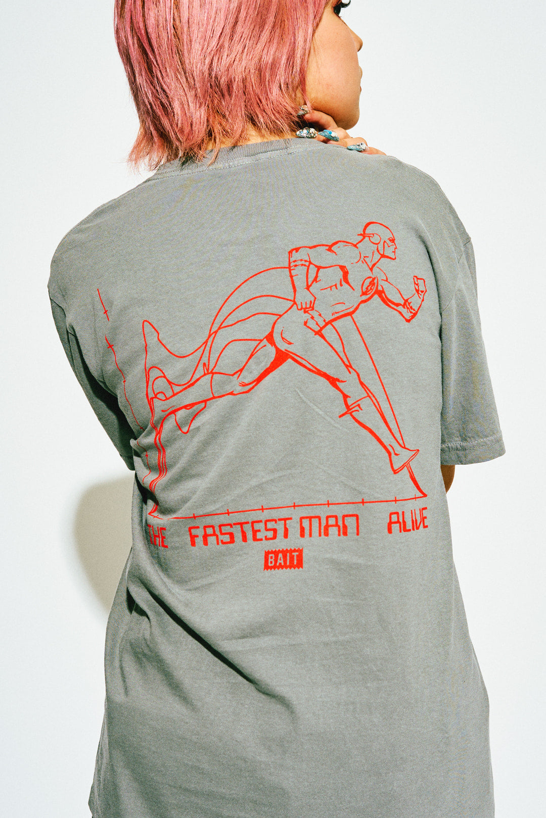 背中に大きくプリントされたザ・フラッシュTEE